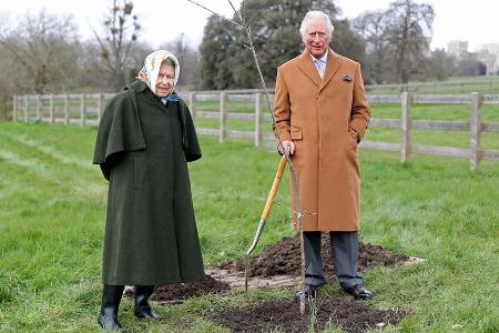 Queen Elizabeth II. und Prinz Charles pflanzen Jubiläumsbaum