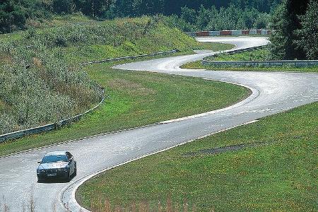 Der Ausgang der Hatzenbach-Passage erweißt sich als tükisch. Die zuvor überaus flüssige Kombination von Kurven endet an eine...