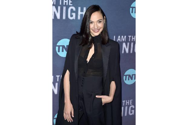 Den gleichen Betrag erhält übrigens auch Gal Gadot für 'Red Notice'. Dazu kommt eine Gewinnbeteiligung am Umsatz des Films. ...