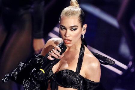 Dua Lipa während eines Auftritts in Italien im Februar 2020 Dua Lipa während eines Auftritts in Italien im Februar 2020