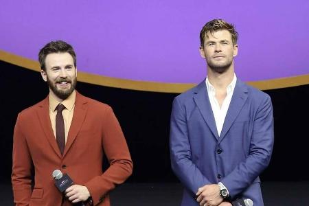 Chris Hemsworth (r.) gratuliert Chris Evans auf ungewöhnliche Weise zum Geburtstag.