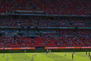 Applaus und Pfiffe: Englands Spieler gehen erneut in die Knie