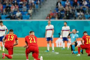 Pfiffe gegen Kniefall: UEFA fordert Fans zu mehr Respekt auf