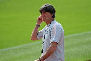 Löw tauscht sich mit Sportpsychologe Hermann aus