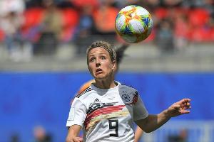 DFB-Frauen unterstützen Männer mit Trikot-Geste