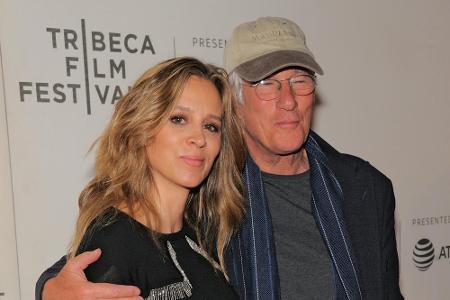 Im Februar 2019 haben Richard Gere (70) und seine Frau Alejandra (36) ihr erstes gemeinsames Kind bekommen. 2020 darf erneut...