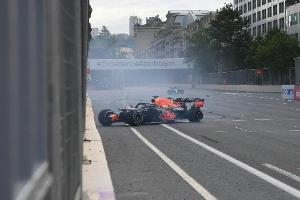 Nach Verstappen-Crash: Formel-1-Rennen in Baku unterbrochen