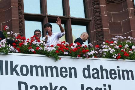 Nach dem Weltmeistertitel ist Löw der gefeierte und gefragte Mann. In seiner Heimat im Schwarzwald wird ihm ein ganz besonde...