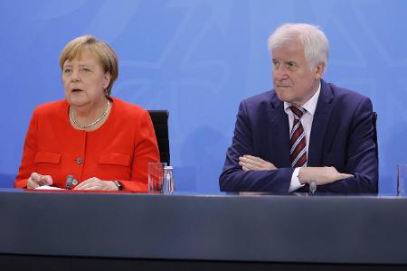 7_Seehofer Merkel Metodi Popow.jpg