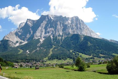 Der höchste Punkt Deutschlands darf natürlich auch nicht fehlen: die Zugspitze. Nicht umsonst transportieren die drei Seilba...