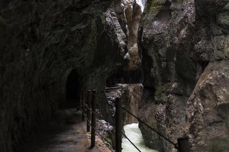 Die Partnachklamm nahe Garmisch-Patenkirchen wurde bereits 1912 zum Naturdenkmal erklärt. Auf einem Wanderweg lässt sich die...