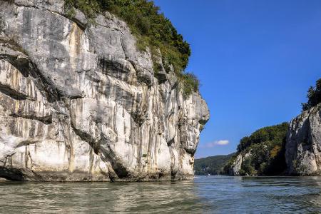 Der Donaudurchbruch bei Weltenburg in Niederbayern ist eine 400 Meter breite Enge, die von bis zu 80 Meter hohen Felswänden ...