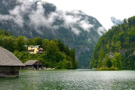 Der Königssee ist der wohl bekannteste See Deutschlands. Am Fuße des Watzmanns, wird er vornehmlich aus Gebirgsflüssen gespe...