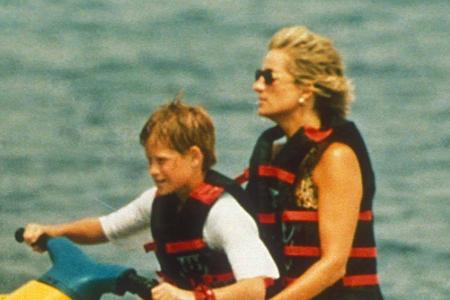 Inniges Verhältnis: Prinzessin Diana und Prinz Harry im Badeurlaub.
