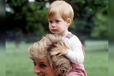 Diana nahm sich immer sehr viel Zeit für ihre Kinder. Auf diesem Bild kuschelt sie mit Prinz Harry.