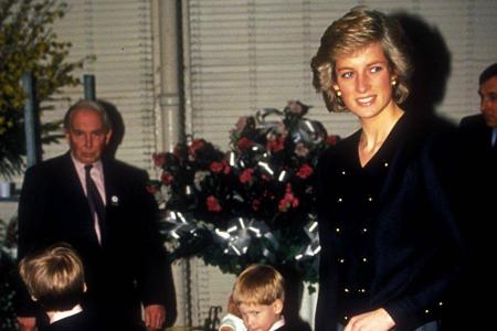 1988 bei einem offiziellen Termin: William und Harry waren im Partner-Look unterwegs.