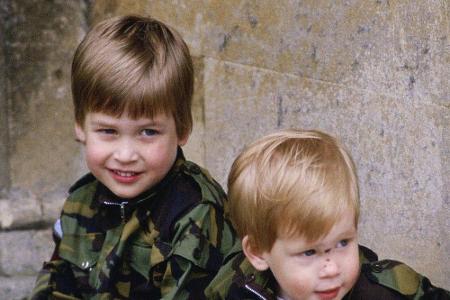 Auch hier tragen die kleinen Royals aufeinander abgestimmte Outfits.