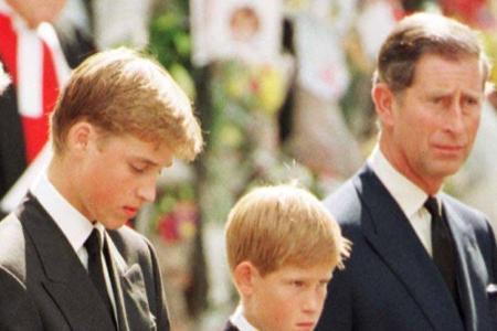 In Erinnerung blieben aber auch diese Bilder: William und Harry müssen 1997 Abschied von ihrer geliebten Mutter nehmen.