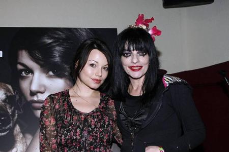 Ob Nina Hagen von ihrer Tochter Cosma Shiva Hagen nur Glückwünsche oder einen Blumenstrauß oder sonstige Geschenke erhält, i...