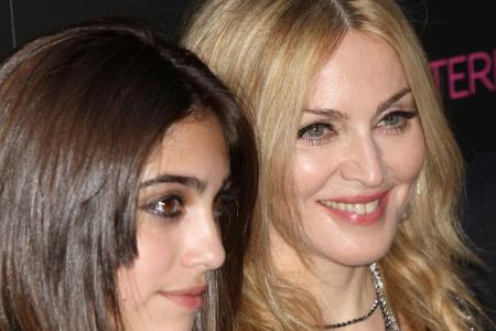 Madonna und ihre leibliche Tochter Lourdes. Neben Lourdes werden ihr heute wahrscheinlich auch Rocco und ihre adoptierten Ki...