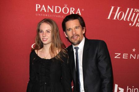 Model Maya Thurman-Hawke hat - man erkennt es natürlich an ihrem Namen - mit Ethan Hawke nicht nur einen berühmten Vater...