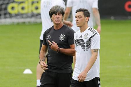 Löw kündigt Aussprache mit Özil an