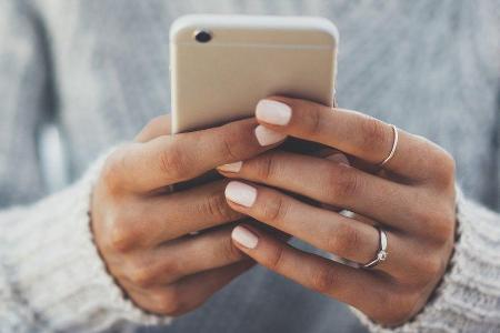 Wie das Smartphone richtig nutzen? Besser mit zwei Daumen tippen als mit einem. Wie das Smartphone richtig nutzen? Besser mit zwei Daumen tippen als mit einem.
