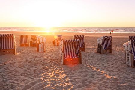 Zu den ostfriesischen Inseln zählt Norderney. Hier kann man wunderbar im Meer baden, aber auch joggen oder mit dem Rad die I...