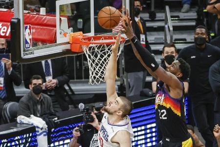 NBA: Phoenix baut Führung aus - Booker mit drei Stichen genäht NBA: Phoenix baut Führung aus - Booker mit drei Stichen genäht