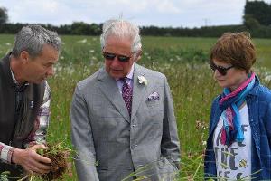 Imkerinnen schenken Prinz Charles eine Anti-Falten-Creme