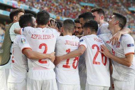 Nach kuriosem Eigentor: Erster Sieg bringt Spanien ins EM-Achtelfinale