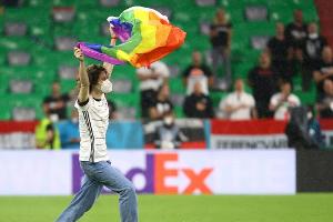 Vor DFB-Spiel: Flitzer mit Regenbogen-Fahne läuft aufs Spielfeld