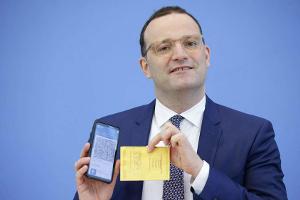 CovPass auf dem Smartphone: Spahn stellt neue Impfnachweis-App vor