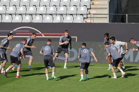 Erstes Training in Herzogenaurach: Löw ist mit dem Radl da