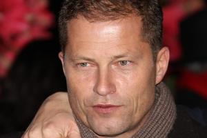 Til Schweiger überrascht mit Badesee-Selfie