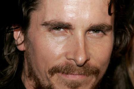Das Promi-Portal TMZ veröffentliche im Februar 2009 eine Tonspur, auf der zu hören ist, wie Christian Bale (43) den Kamerama...