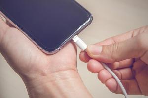 Handy über Nacht laden: Die Gefahren