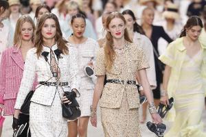 Von Kopf bis Fuß: Tweed ist das Trendmaterial im Sommer