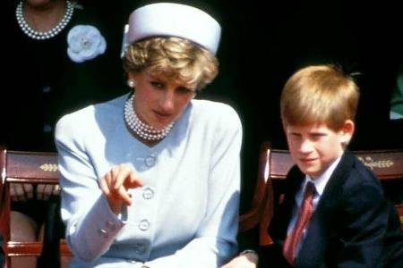 Der kleine Prinz Harry an der Seite seiner Mutter Diana im Jahr 1995.