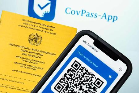 Die CovPass-App ergänzt das gelbe Impfheft.