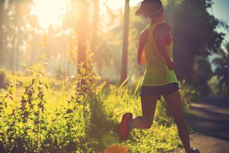 Überanstrengung belastet den Kreislauf jetzt nur zusätzlich. Sporteinheiten deshalb am besten in den frühen Morgenstunden od...