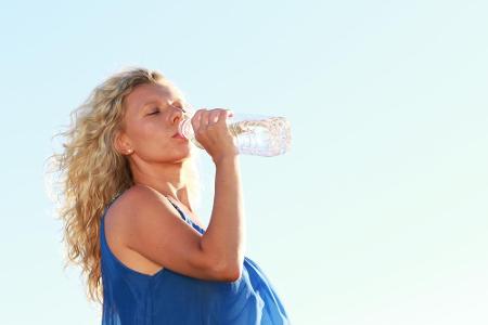 Viel trinken ist im Sommer besonders wichtig, um den Flüssigkeitsverlust beim Schwitzen auszugleichen. Aber Wasser, Schorlen...