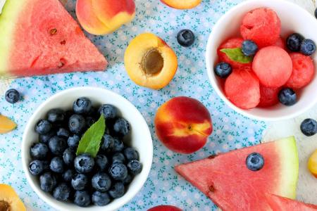 Schwere Kost belastet die Verdauung, deshalb im Sommer lieber zu leichten Snacks wie Beeren, Ananas, Orange oder Melone grei...