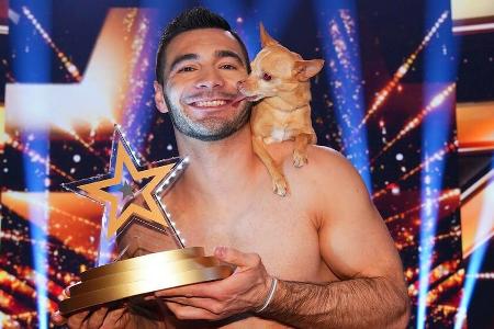 Christian Stoinev und sein Chihuahua Percy sind 