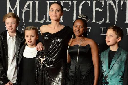 Angelina Jolie mit vier ihrer sechs Kinder bei einem gemeinsamen Auftritt. Angelina Jolie mit vier ihrer sechs Kinder bei einem gemeinsamen Auftritt.