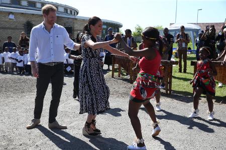 Prinz Harry und Herzogin Meghan tanzen mit Einheimischen Kapstadt