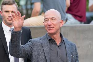 Jeff Bezos, hier im Jahr 2019, wird schon sehr bald ins All fliegen.