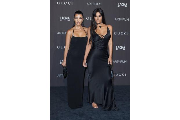 …es im Fitnessstudio so richtig krachen lassen, sind Kourtney Kardashian und ihre Schwester Kim. Gemeinsam mit Trainerin Mel...