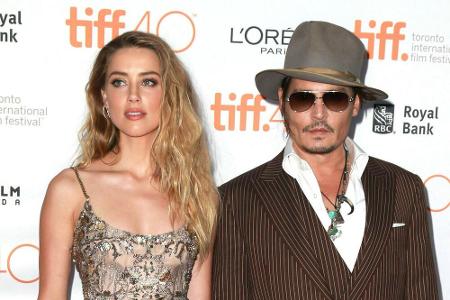 Seit Anfang 2017 sind Amber Heard und Johnny Depp geschieden, ihr Rosenkrieg ist allerdings noch in vollem Gange. Nach hefti...