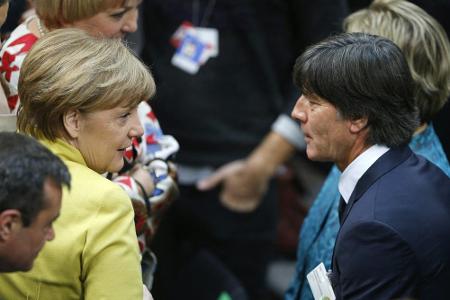Löw tauschte sich mit Merkel über Abschied aus Löw tauschte sich mit Merkel über Abschied aus